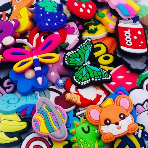Vista 2 de 50 dijes Kawaii de cocodrilo de dibujos animados, divertidos al azar para decoración de anime, dijes de zapatos para niños, Cloruro de polivinilo