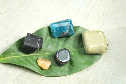 Vista 3 de Jet Authentic - Colección única de piedras pulidas de apatita + hematita + vasonita + shungita + citrino para resolver problemas de salud y Artritis