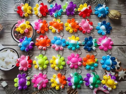 Vista 3 de Paquete de 30 llaveros de mochila de pulpo a granel para estudiantes, regalos y recuerdos de fiesta de Navidad de pulpo, premio de burbujas
