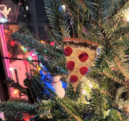 Vista 9 de Tree Buddees Slice of Pepperoni - Adorno navideño para pizza