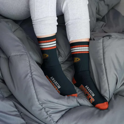 Vista 4 de For Bare Feet Calcetines de cuatro rayas de la NFL para mujer
