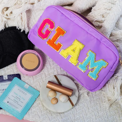 Vista 8 de Fablinks Bolsa de cosméticos de nylon rosa con parches de letras de chenilla