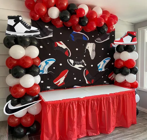 Vista 4 de 6 unidades de zapatos de baloncesto para zapatillas de deporte, decoraciones de fiesta temática deportiva, suministros de cumpleaños para niños