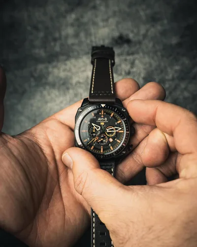 Vista 42 de AVI-8 Hawker Hunter AV-4100 - Reloj de cuarzo japonés para hombre con esfera de 1.693 in con correa de cuero