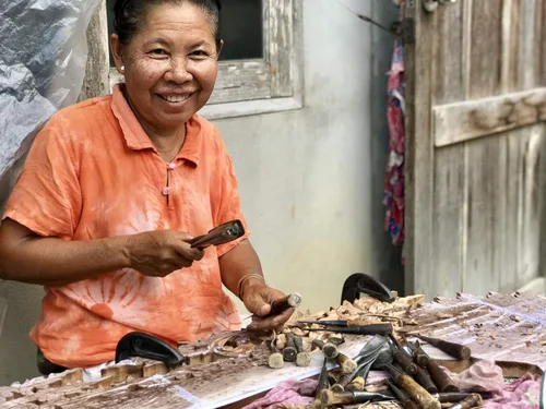 Vista 5 de Paneles de madera de músicos esculpidos a mano tailandeses, figuras de decoración del hogar, hechas de madera de teca recuperada, Chiang Mai