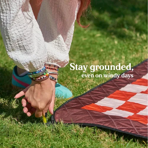 Vista 6 de Cozy Club Manta de picnic impermeable – Alfombra plegable para exteriores de 60 x 70 pulgadas con estacas, bolsillo y correa para el hombro Manta