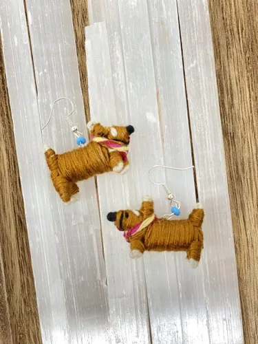 Vista 2 de Aretes de muñeca preocupada por Sam & Nala, muñeca Worry Eater de Guatemala, completamente hechos a mano de tela guatemalteca, hipoalergénicos, 1.5