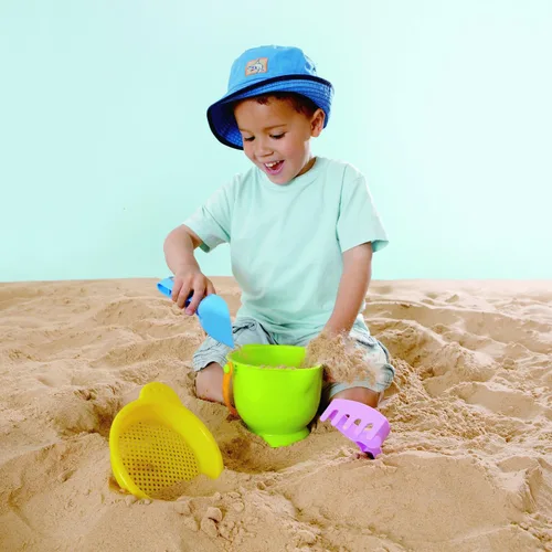Vista 2 de Juego de playa Hape para niños, tamiz para cubeta, rastrillo y pala