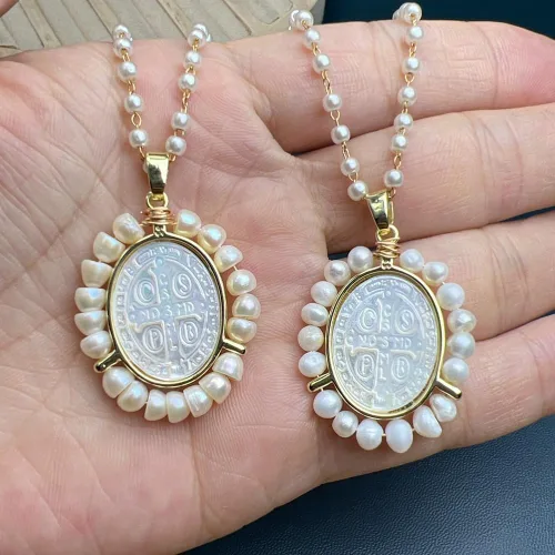 Vista 2 de Collar de medalla milagrosa con símbolo de crucifijo de cruz de nácar,Collar de fe religiosa para mujer, forma de medalla ovalada