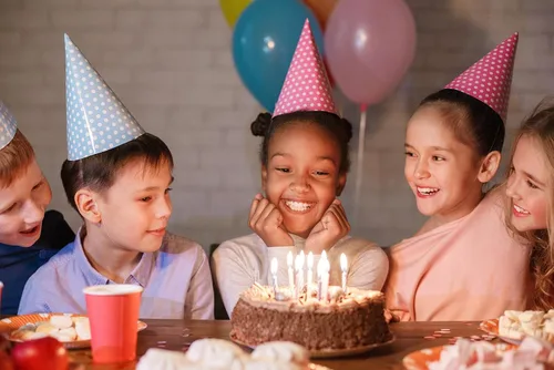 Vista 4 de CRAVEBOX - Caja de aperitivos para niños (55 unidades) Paquete de cuidado de aperitivos divertidos de verano, paquete de cuidado - Universidad