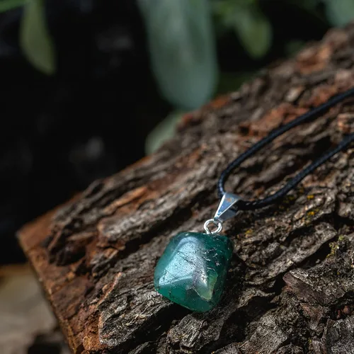 Vista 2 de AYANA - Collar con colgante de cristal curativo de esmeralda, collares hechos a mano, cristales de origen ético y piedras curativas, piedra natal