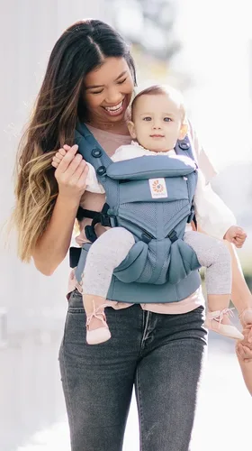 Vista 4 de Ergobaby Omni 360 - Portabebés para recién nacidos hasta niños pequeños con soporte lumbar y malla de aire fresco (7-45 libras), azul Oxford