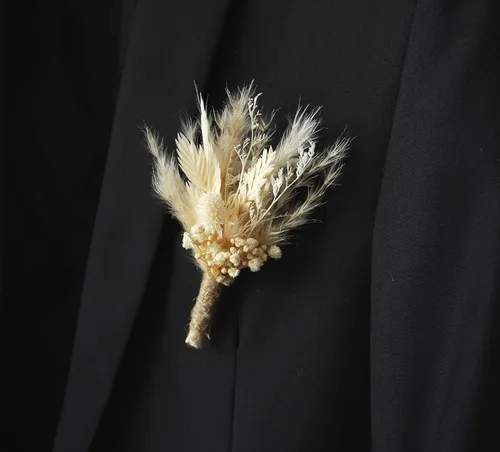 Vista 2 de Flores secas blancas Boho Pampas Boutonniere secas, ramo de flores secas rústicas, pin de solapa para mujeres/novios para hombres (B01)