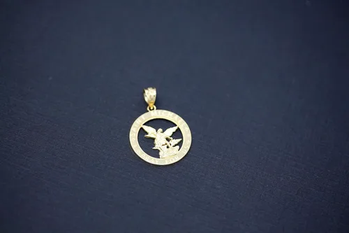 Vista 3 de CaliRoseJewelry Colgante redondo de oro de 14 quilates con dije de San Miguel Pray for Us