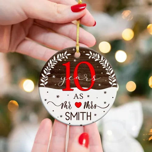 Vista 5 de Adorno de cerámica personalizado para aniversario de Navidad 2025, adorno de cerámica de Navidad de aniversario de boda, adorno de Navidad