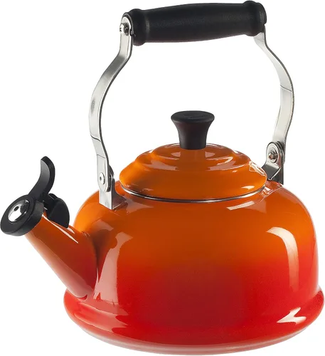 Vista 12 de Le Creuset Tetera silbante de acero esmaltado, 1.7 cuartos de galón, color cereza