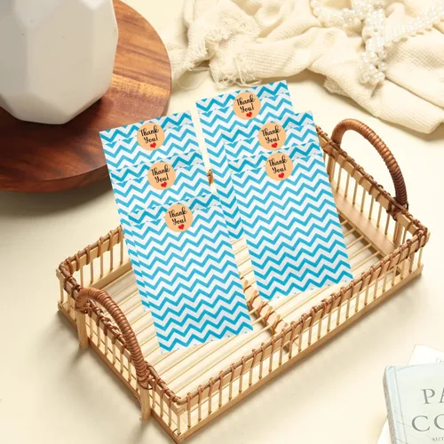 Vista 7 de Novel Box - Paquete de 100 bolsas planas de mercancía con estampado de cheurón azul de 4 x 6 pulgadas, elegante bolsa para regalos de cumpleaños