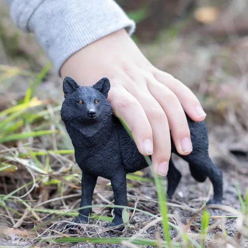 Vista 2 de Safari Ltd. Figura de lobo negro, figura realista de 5.3 pulgadas, juguete educativo para niños, niñas y niños a partir de 1 año