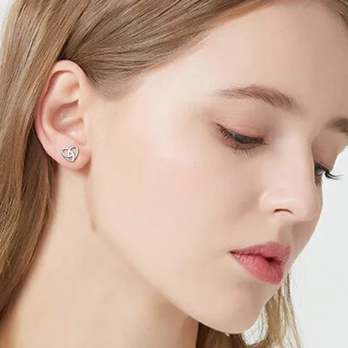 Vista 4 de Aretes de plata de ley para mujer Aretes de corazón celta con nudo cruzado triangular, aretes hipoalergénicos para mujeres y niñas, joyería