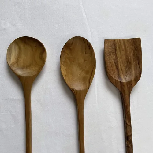 Vista 3 de Kasih Co-op Juego de 3 utensilios de cocina de madera de teca de 14 pulgadas (dos cucharas y una espátula)