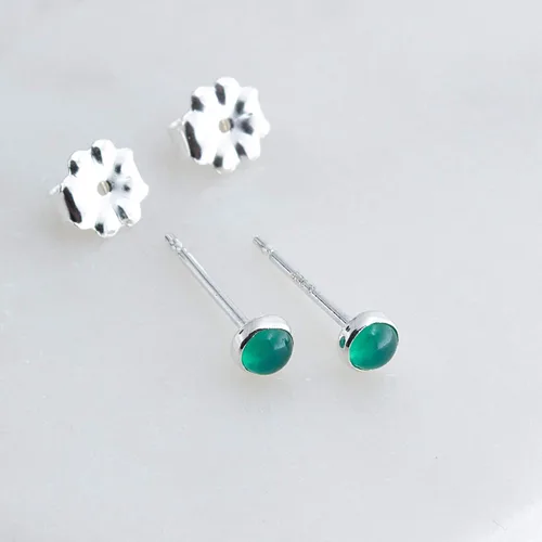 Vista 105 de Aretes pequeños de plata de ley para cartílago, tragus, hélix, múltiples piercings hipoalergénicos, piedra natal para mujer, juego de bisel