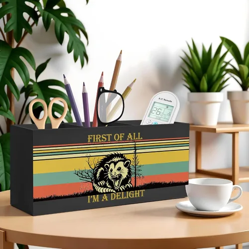 Vista 2 de Zarigüeya Sarcástica Enojada Portalápices y Portaplumas para Escritorio, First of All I'm A Delight Organizador de Lápices de Madera para Accesorios