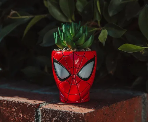 Vista 6 de Toynk Marvel Comics Spider-Man Web-Head - Mini maceta de cerámica de 3 pulgadas con suculentas artificiales, maceta pequeña, plantas