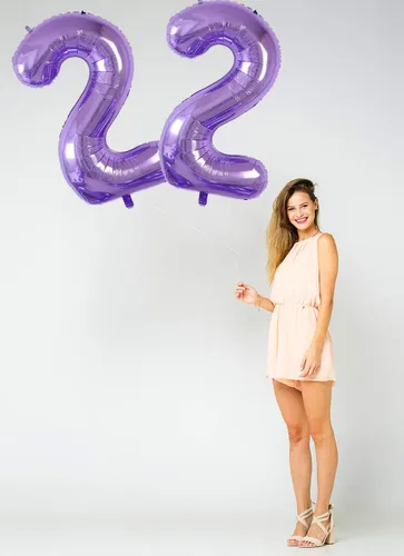 Vista 3 de Globos grandes de Mylar con el número 22 de 40 pulgadas para decoraciones de fiesta de cumpleaños de 22 o 2 años, suministros para fiestas