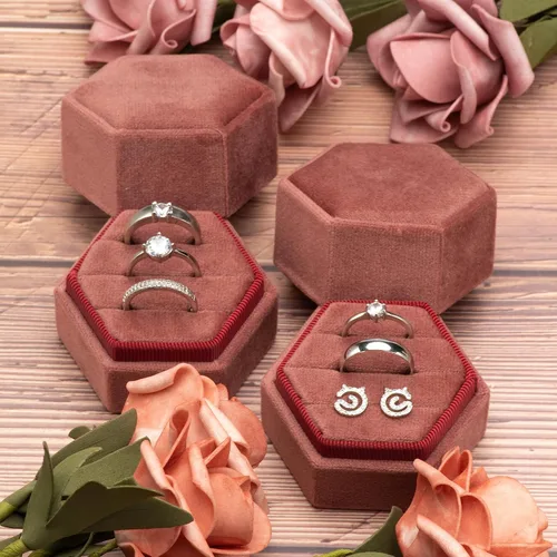 Vista 5 de Giftop Caja de terciopelo hexagonal igual para anillos, 3 ranuras para ceremonia de boda, propuesta, compromiso, cumpleaños (rosa polvoriento)