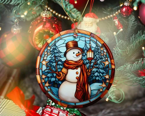 Vista 2 de Adorno de muñeco de nieve de Navidad de vitral, adorno de cerámica, adorno de muñeco de nieve de vitral, adorno religioso para cristianos impreso