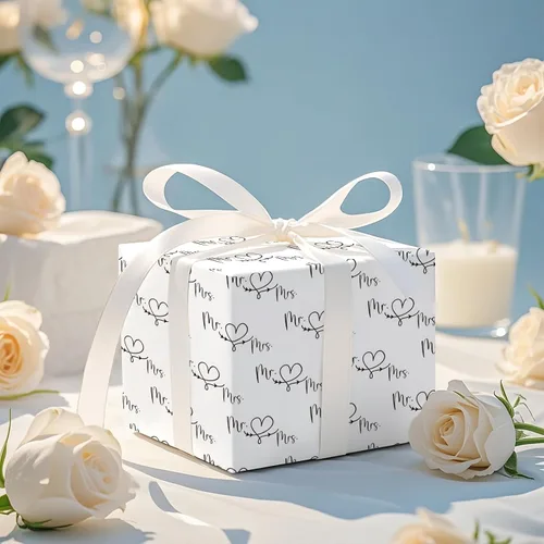Vista 4 de RUSPEPA - Rollo de papel para envolver regalos de boda, mini rollo, diseño en blanco y negro de Sr. y Sra. con patrón de corazón y flecha, papel