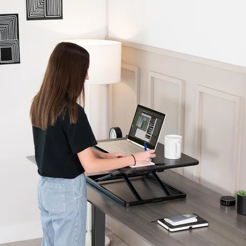 Vista 5 de VIVO Desk-V001J - Elevador de escritorio de pie ajustable en altura superior, ultra delgado, convertidor de escritorio compacto para monitor o Negro