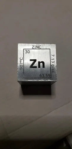 Vista 3 de Cubo de zinc – pisapapapeles – Decoración geométrica – 8 onzas de zinc puro de la colección Elemental Cube