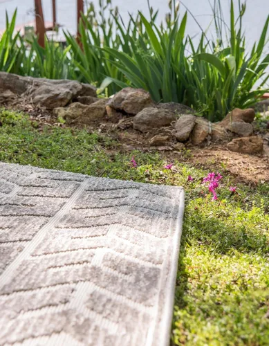 Vista 7 de Rugs.com Sabrina Soto Outdoor Collection Alfombra – 2 x 6 pies alfombra de tejido plano de pasillo beige perfecta para pasillos y entradas