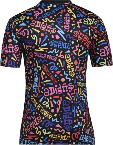 Vista 2 de adidas NY Red Bulls - Camiseta previa al partido del Mes de la Herencia Hispana, diseño llamativo, absorbe la humedad, material sostenible