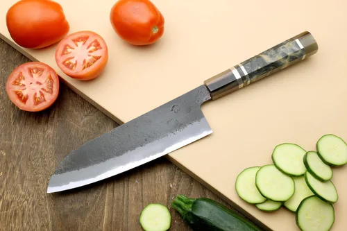 Vista 4 de Yoshihiro Hayate ZDP189 - Cuchillo multiusos Santoku de acero inoxidable de alto carbono, mango octogonal de madera de ébano con anillo de plata