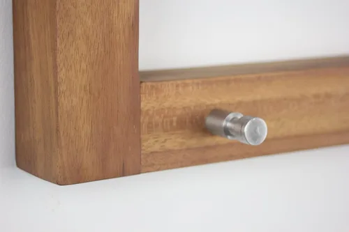 Vista 5 de AquaTeak La estantería plana de pared original de teca Moa de 24" con ganchos