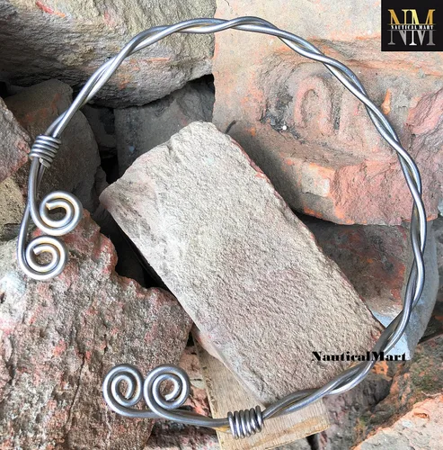 Vista 4 de NauticalMart Collar medieval de hierro tradicional celta torque torque, torque forjado a mano, torc nórdico medieval, cuello auténtico y anillo