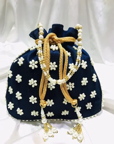 Vista 2 de Bolsa de algodón de seda artística. Esta elegante pieza bordada a mano con perlas alrededor y cuentas funcionan con mango de perla.