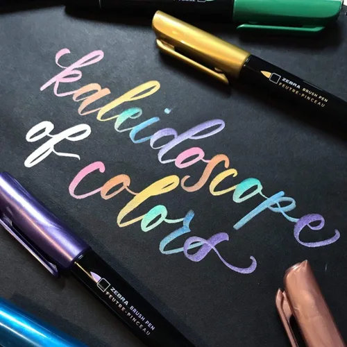 Vista 5 de Zebra Pen, Bolígrafos metálicos, tinta dorada, plateada y oro rosa, punta de pincel mediana que imita el pincel de artista para caligrafía y letras
