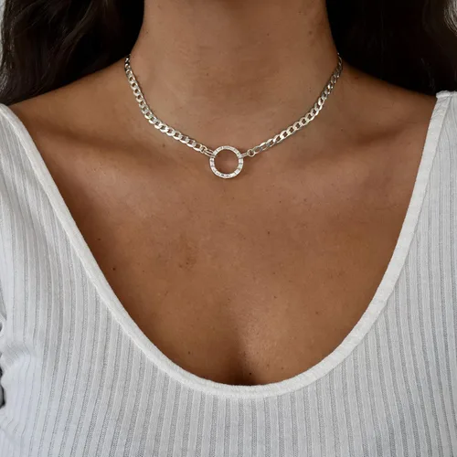 Vista 2 de Collar de gargantilla en plata 950 o chapado en oro con luna tallada a mano o dije circular, con diferentes cadenas y extensiones para ajustarlo