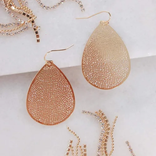 Vista 3 de Humble Chic Aretes colgantes de lágrima para mujer, en tono dorado, rosa o plateado, delicados aretes de filigrana, Metal, No es una piedra preciosa