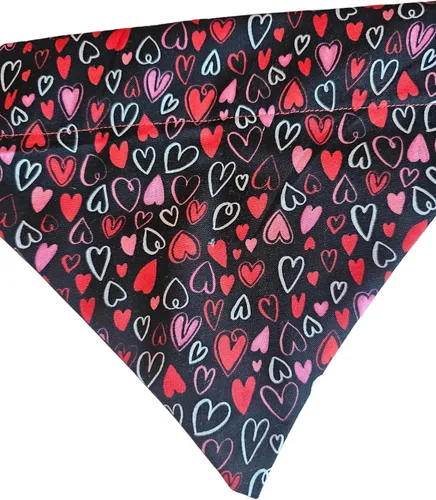 Vista 2 de Bandana de perro con corazones de San Valentín que se desliza en el tamaño de su collar existente (M)