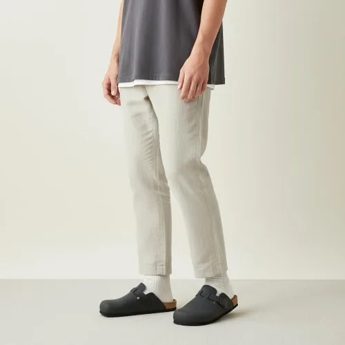 Vista 2 de CUSHIONAIRE Haze Zuecos para hombre, cómodos zuecos sin cordones para hombre con soporte de arco y plantilla de gamuza de corcho, zapatos perfectos
