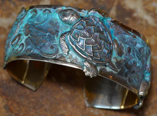 Vista 8 de Pulsera de tobillo de tortuga marina clásica de colección de Elaine Coyne con puño de pátina