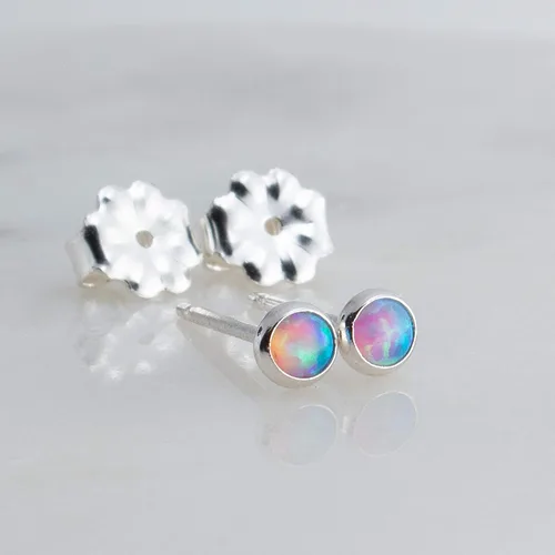 Vista 4 de Aretes pequeños de plata de ley para cartílago, tragus, hélix, múltiples piercings hipoalergénicos, piedra natal para mujer, juego de bisel