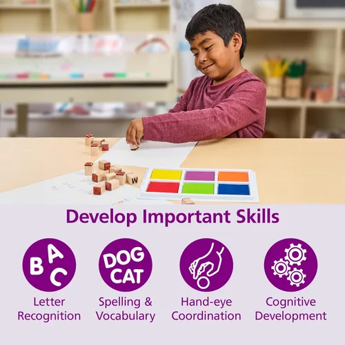Vista 3 de Colorations® Juego de sellos de goma para niños en mayúsculas y minúsculas, 56 piezas, aprende el alfabeto y la puntuación, sellos ABC, uso escolar