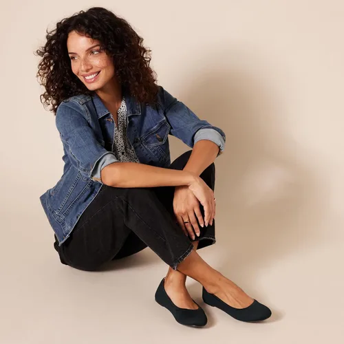 Vista 5 de Tienda Essentials - Zapatos planos tipo ballet de tejido de punto para mujer