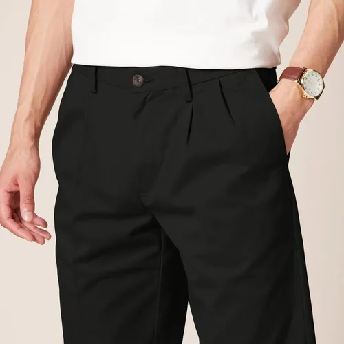Vista 4 de Tienda Essentials - Pantalón chino para hombre con pinzas, ajuste clásico y resistente a las arrugas (Disponible en tallas grandes y altas)