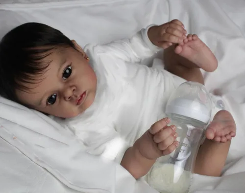 Vista 5 de Muñecas realistas de bebé Reborn de 24 pulgadas, piel oscura, niña negra que se ven real, cuerpo suave, bebé recién nacido, de silicona, linda